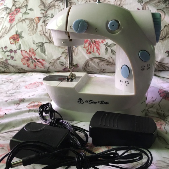 Mini sewing machine - Picture 3 of 4